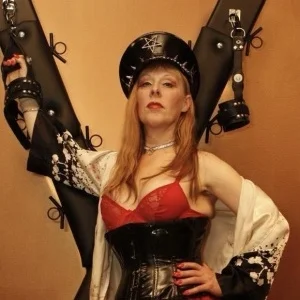 Ich liebe es, als heißes Dessous-Kätzchen aufgestrapst in Nylons und High-Heels.