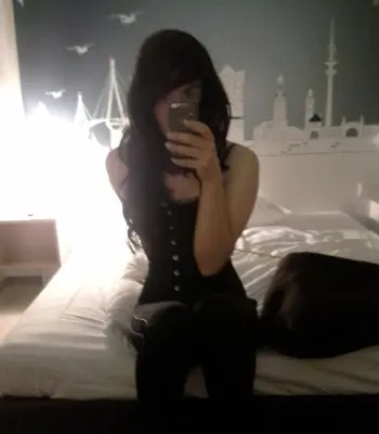 Dieses sexy, schlanke TV Girl wird deine wilde und versaute Gespielin sein