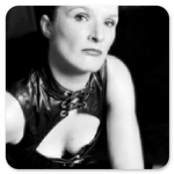 Lady Belana bietet dir die Möglichkeit, in verschiedene Rollen zu schlüpfen, sei es als strenge Domina oder als verführerische Fetischistin.