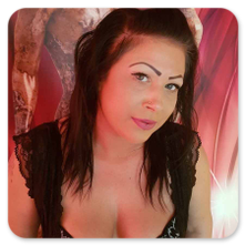 Sie bietet dir nicht nur erotischen Girlfriendsex, sondern auch entspannende Body to Body Massagen, die deine Sinne verwöhnen.