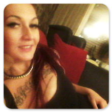 Als leidenschaftliche Hobbyhure und sexy Tattoogirl bietet Juli in Oberhausen unvergessliche TG Sextreffen.