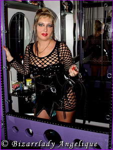 Domina Angelique nimmt sich Zeit, um Ihnen die verschiedenen Facetten näherzubringen.